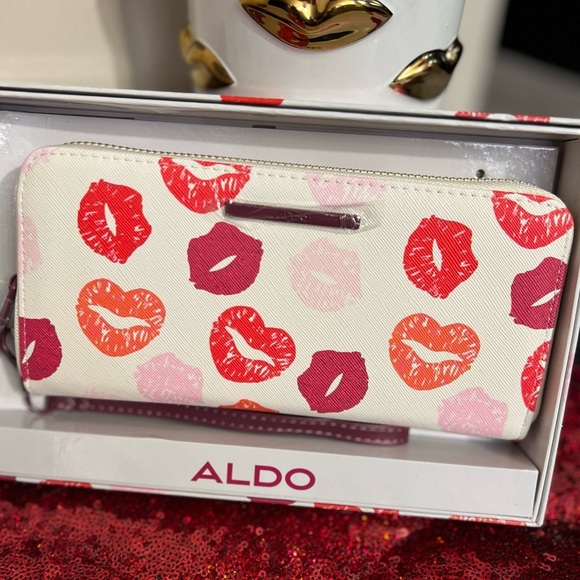 ALDO 💋NWT💋Women's Cream with Kiss Print Wallet/Wristlet - Picture 4 of 9